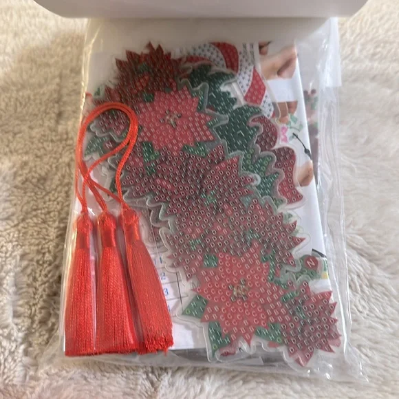NWT MAKE MARKET, Makes 3 Fabrique
Holiday Diamond Art Bookmark Kit - Picture 2 of 4